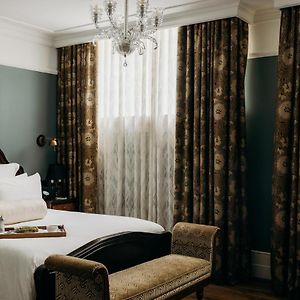 Camera media con letto king size